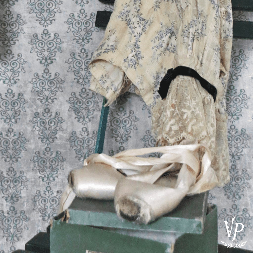 Inspiration papier peint Vintage Paint 700256 Grey pattern on soft grey 1