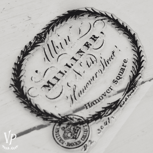 702023 Tampon decoratif Text Milliner 12 x 11 cm A