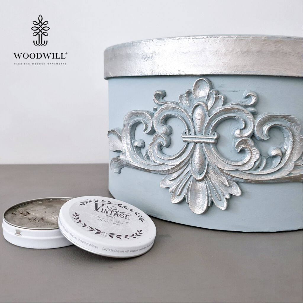 PHOTO 802091 802092 Woodwill with VP Light Petrol paint with Champagne wax